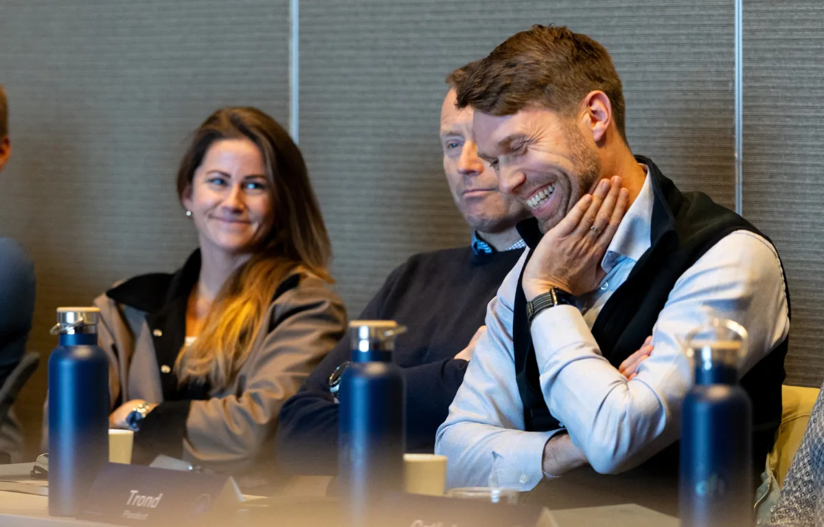 Deltakere lytter engasjert under samling