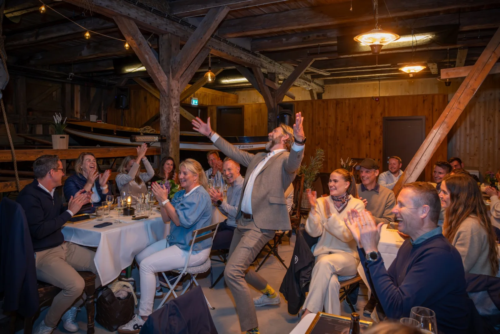 Deltakere rekker opp hånden i diskusjon
